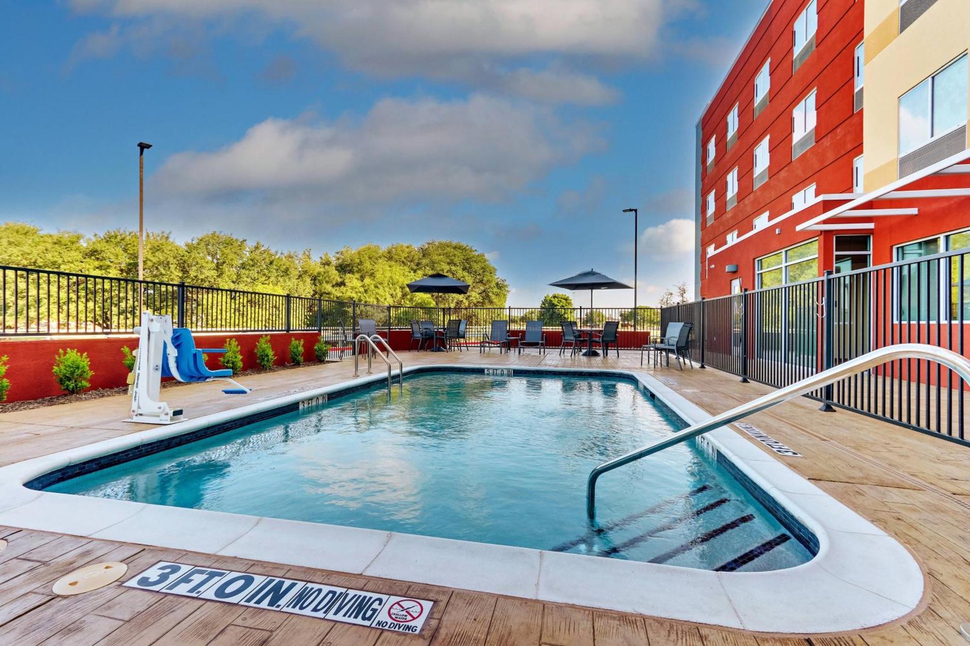Fairfield Inn & Suites By Marriott Dallas Love Field Exterior photo